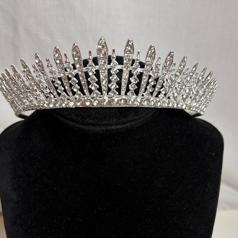Elegant Silver Tiara with Crystal Accents